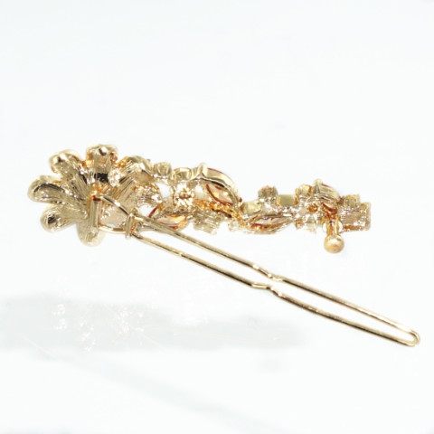 Luxurious Cubiczirconia Flower Pearl Barrette. Luxurious Cubiczirconia Flower Pearl Barrette.