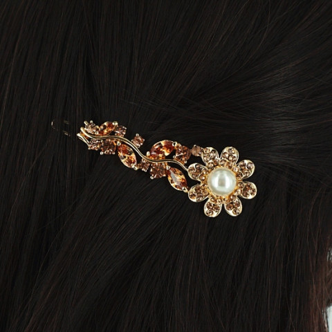 Luxurious Cubiczirconia Flower Pearl Barrette. Luxurious Cubiczirconia Flower Pearl Barrette.